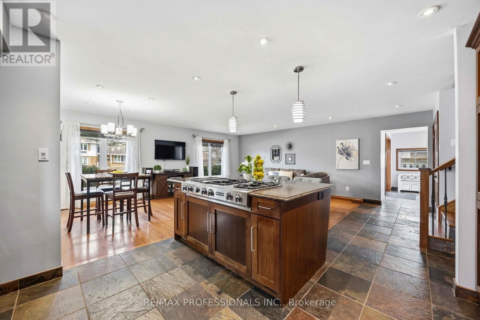 812 DANBURY CRESCENT Image 14