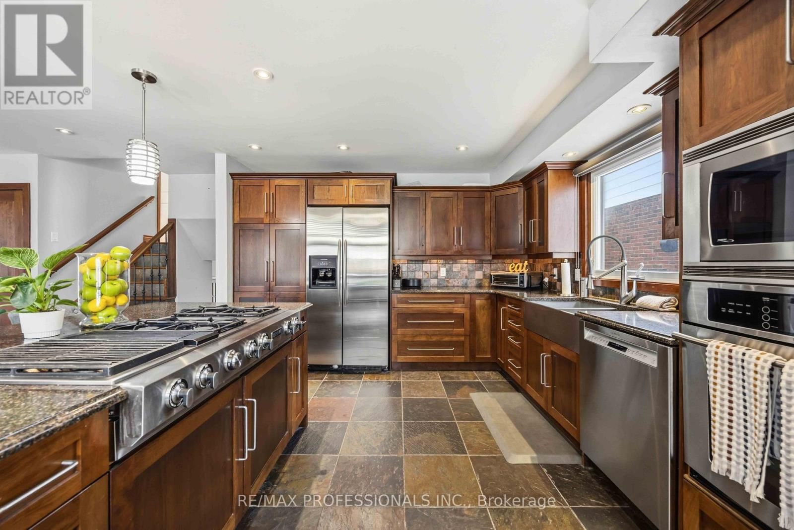 812 DANBURY CRESCENT Image 15