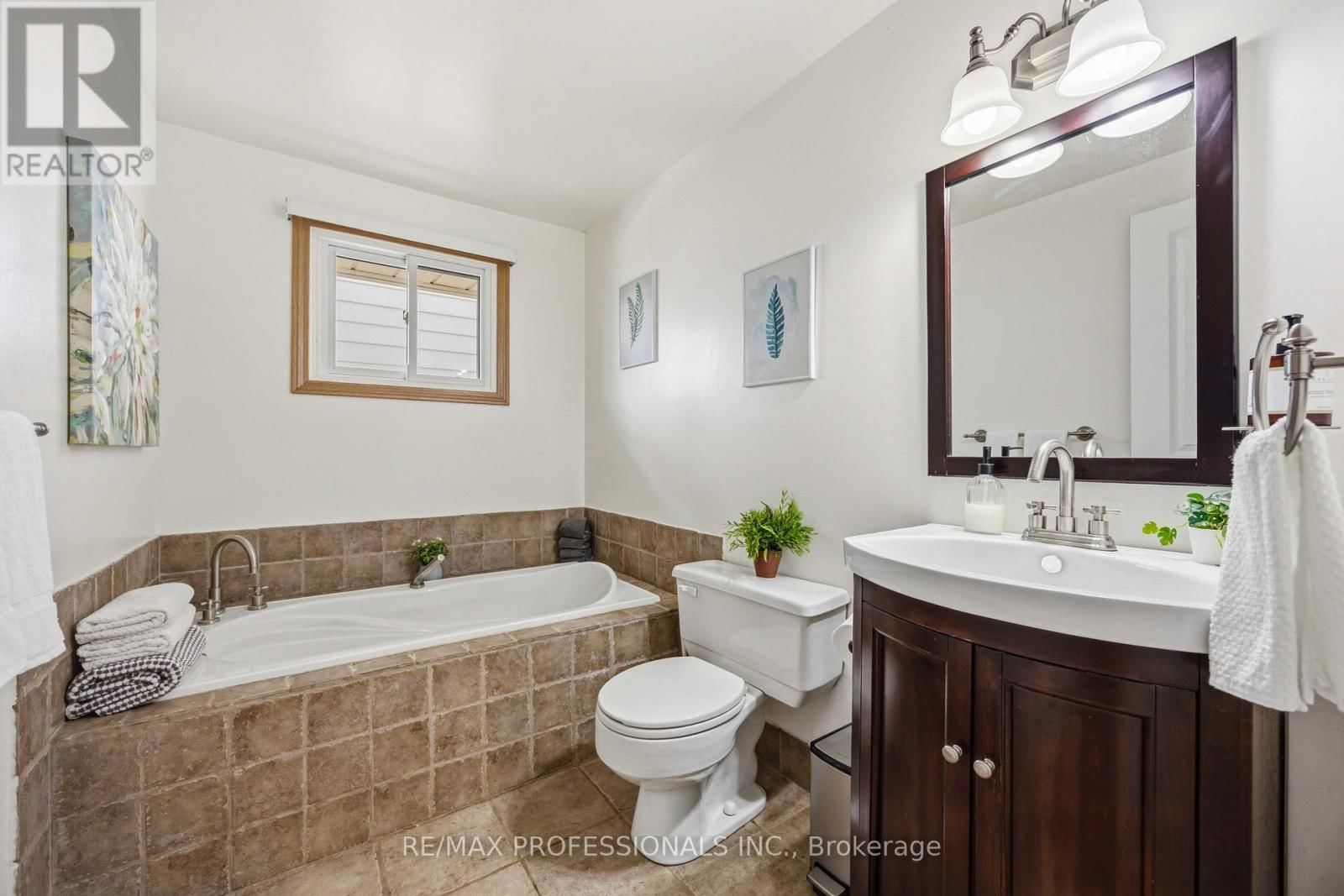 812 DANBURY CRESCENT Image 16