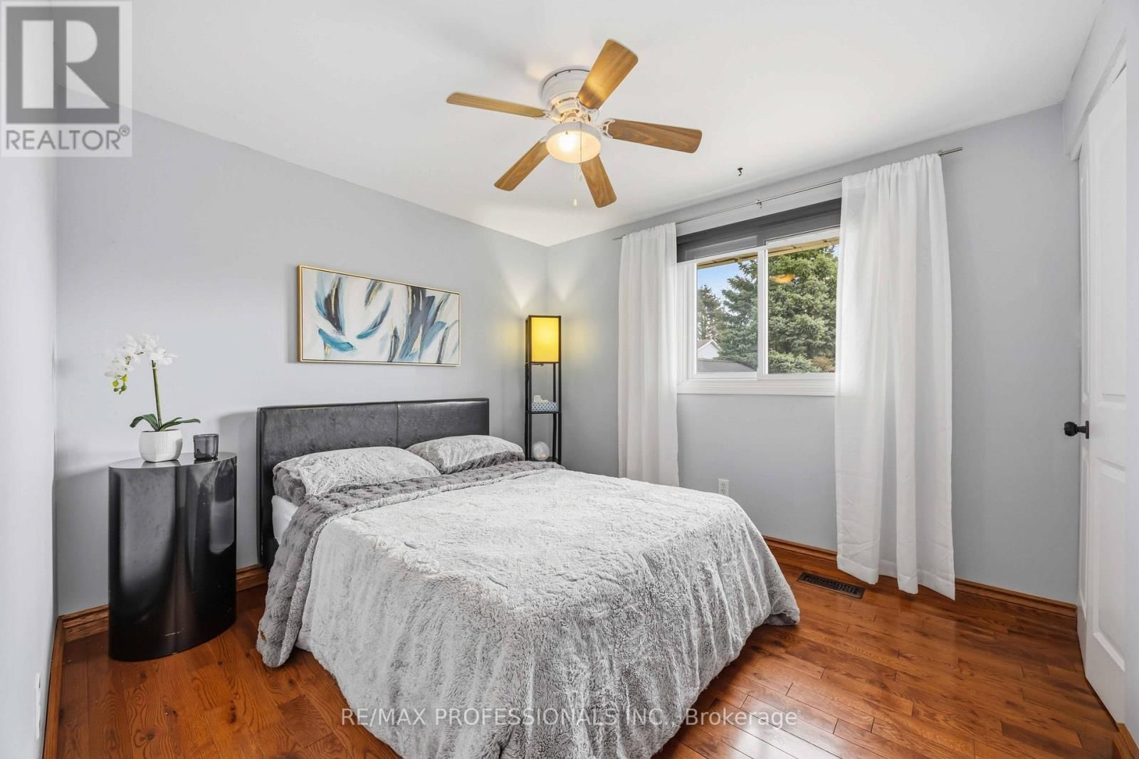 812 DANBURY CRESCENT Image 22