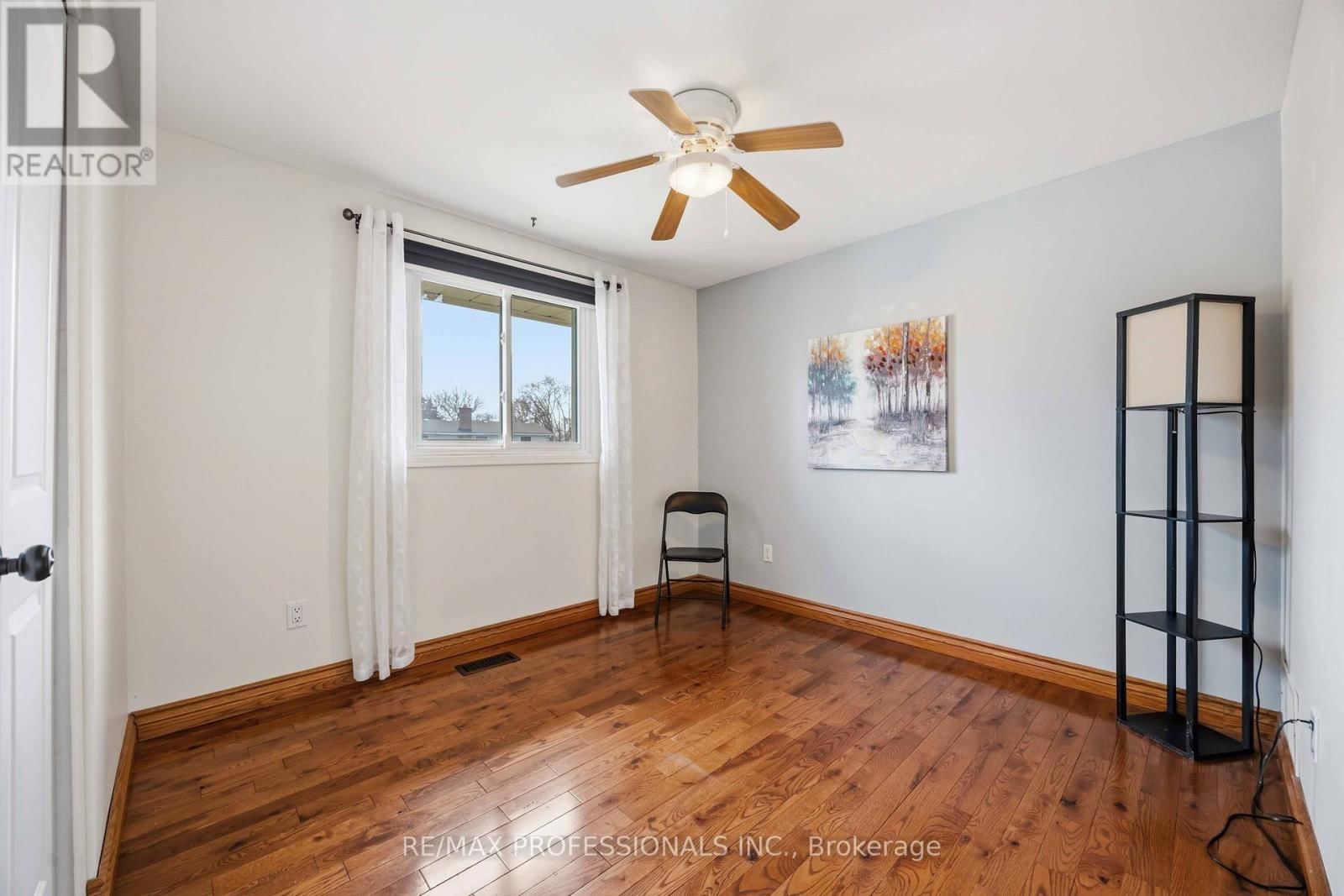 812 DANBURY CRESCENT Image 24