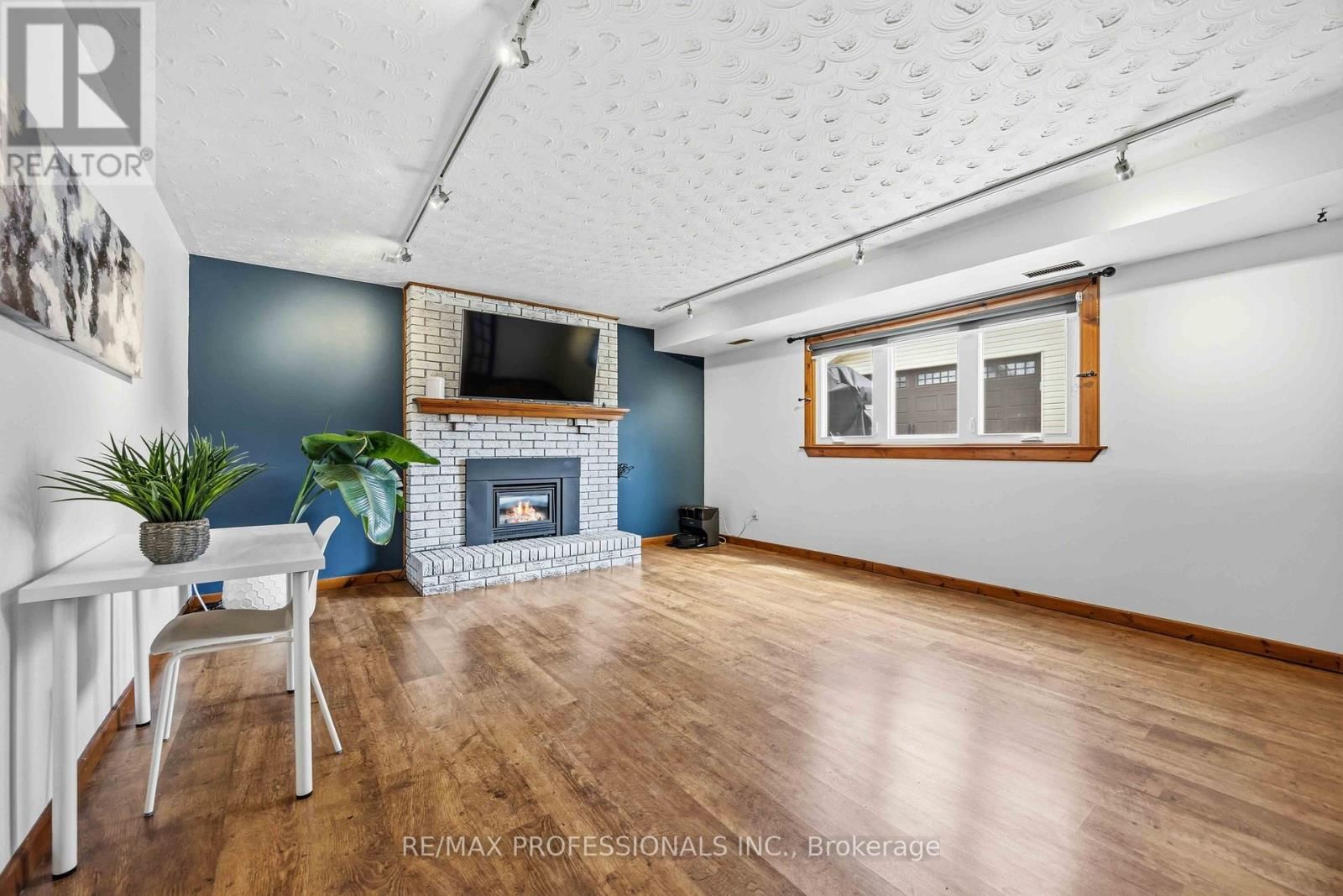 812 DANBURY CRESCENT Image 27