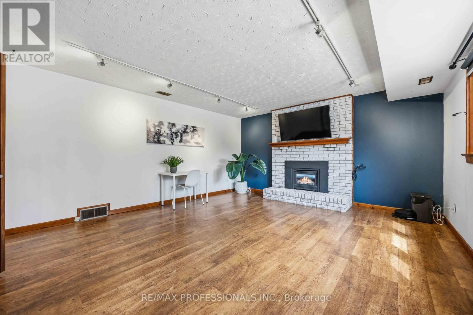 812 DANBURY CRESCENT Image 28