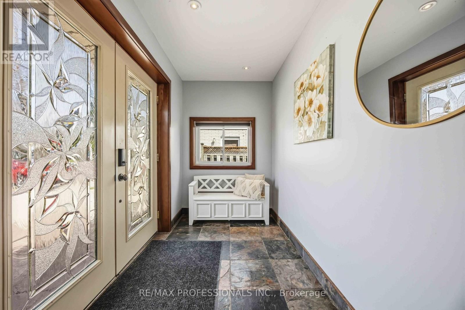 812 DANBURY CRESCENT Image 3