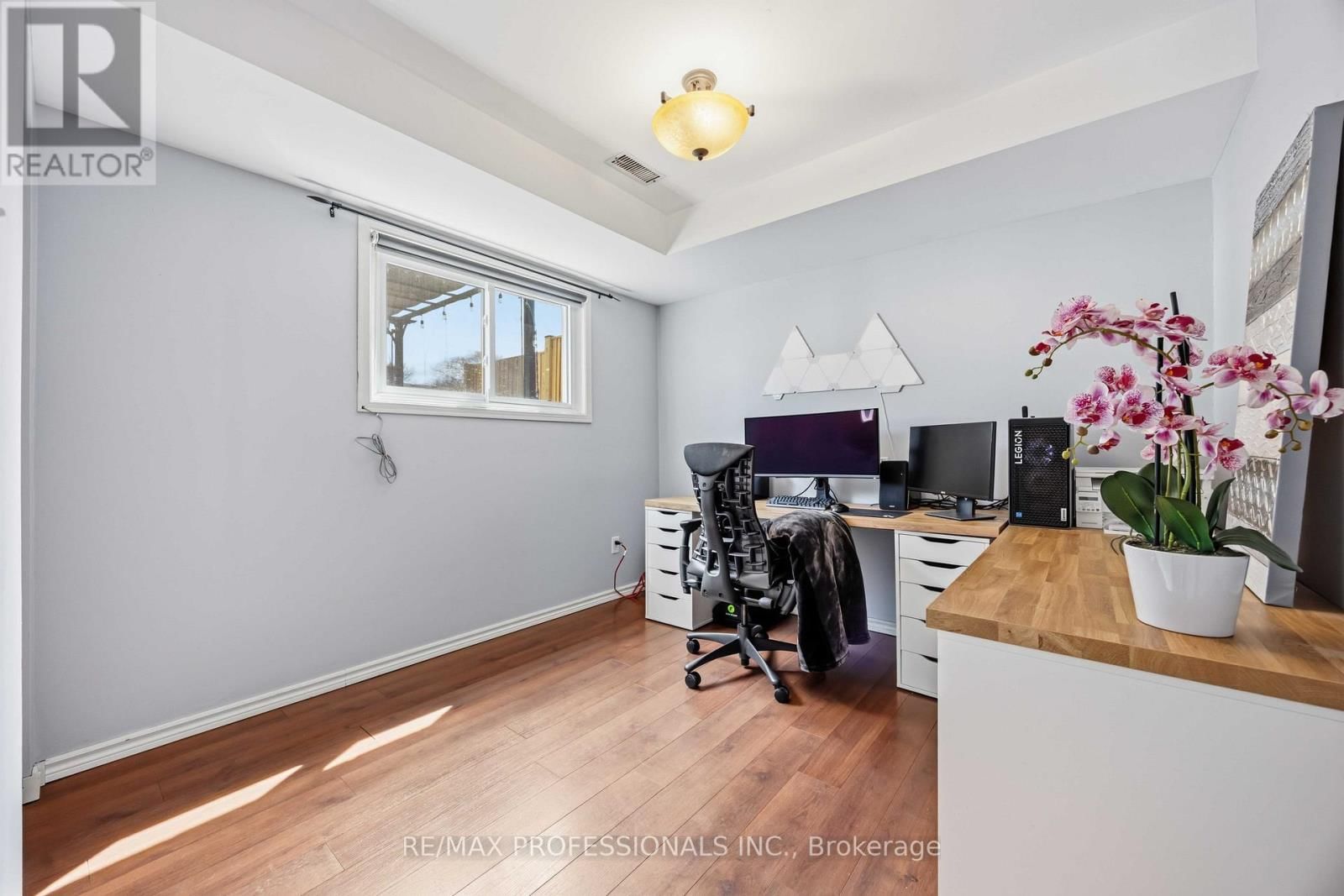 812 DANBURY CRESCENT Image 30