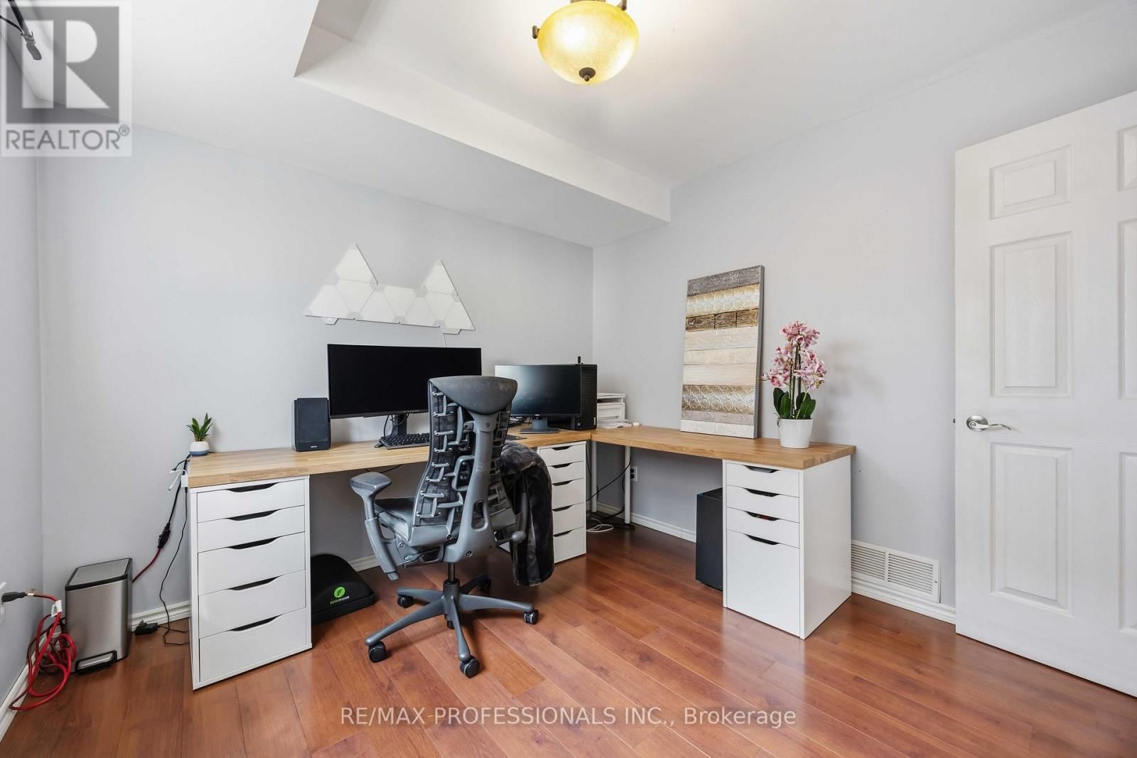 812 DANBURY CRESCENT Image 31