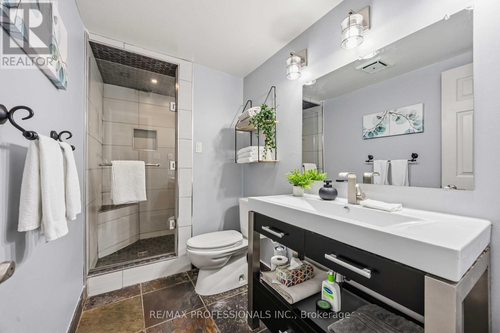 812 DANBURY CRESCENT Image 33