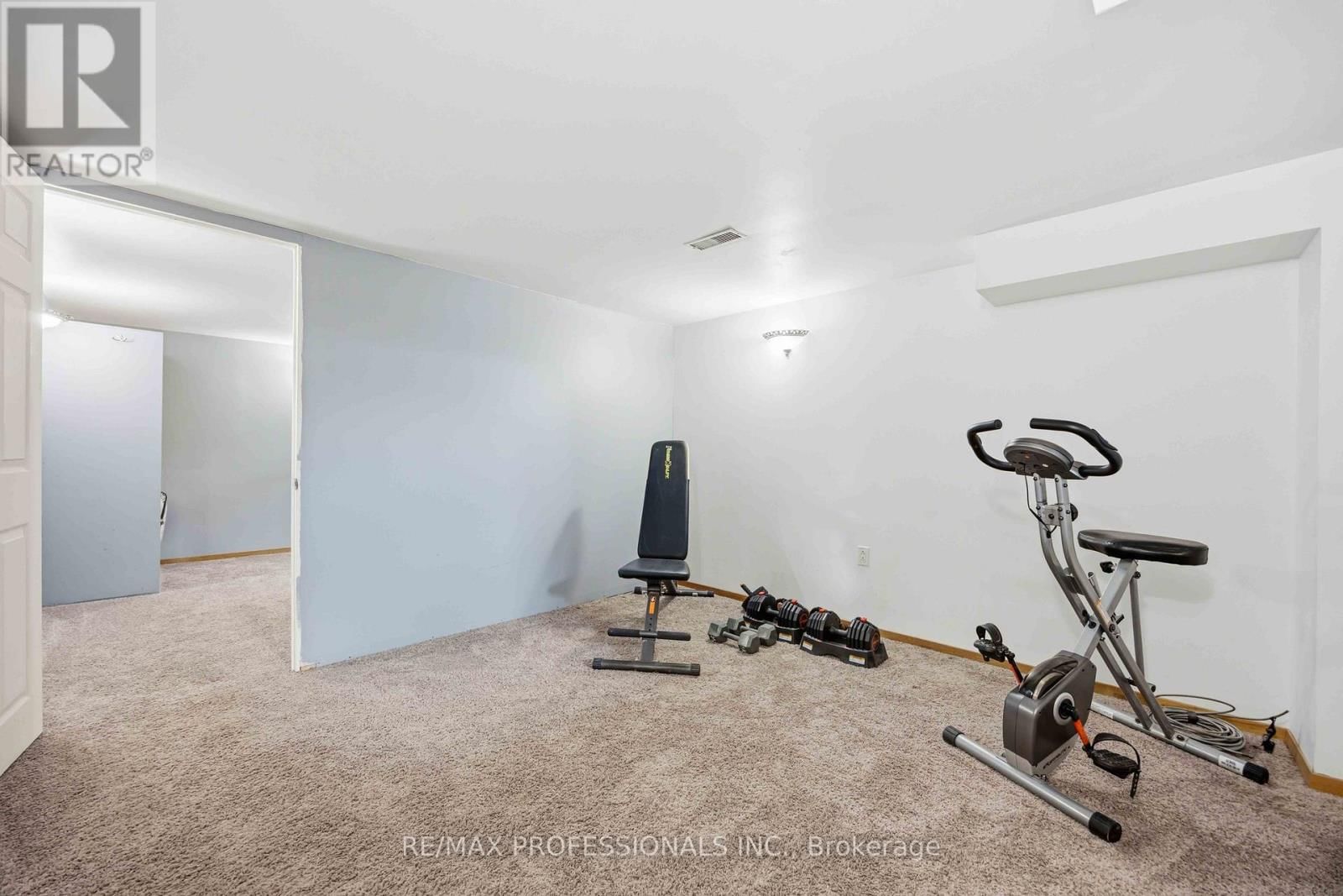 812 DANBURY CRESCENT Image 34