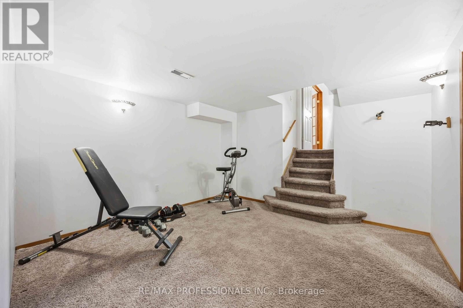 812 DANBURY CRESCENT Image 35