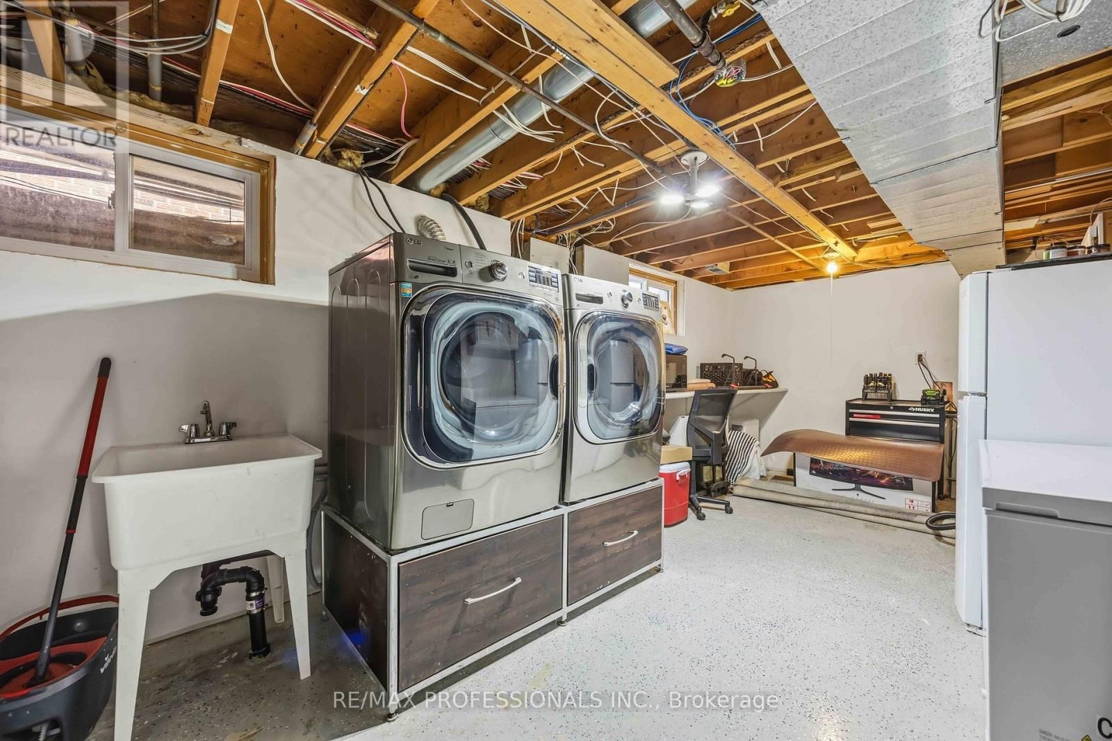 812 DANBURY CRESCENT Image 36