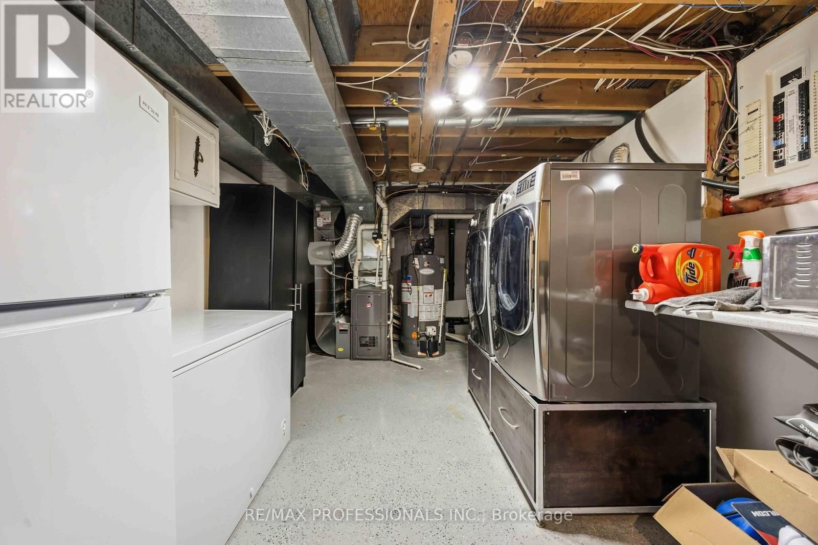 812 DANBURY CRESCENT Image 37