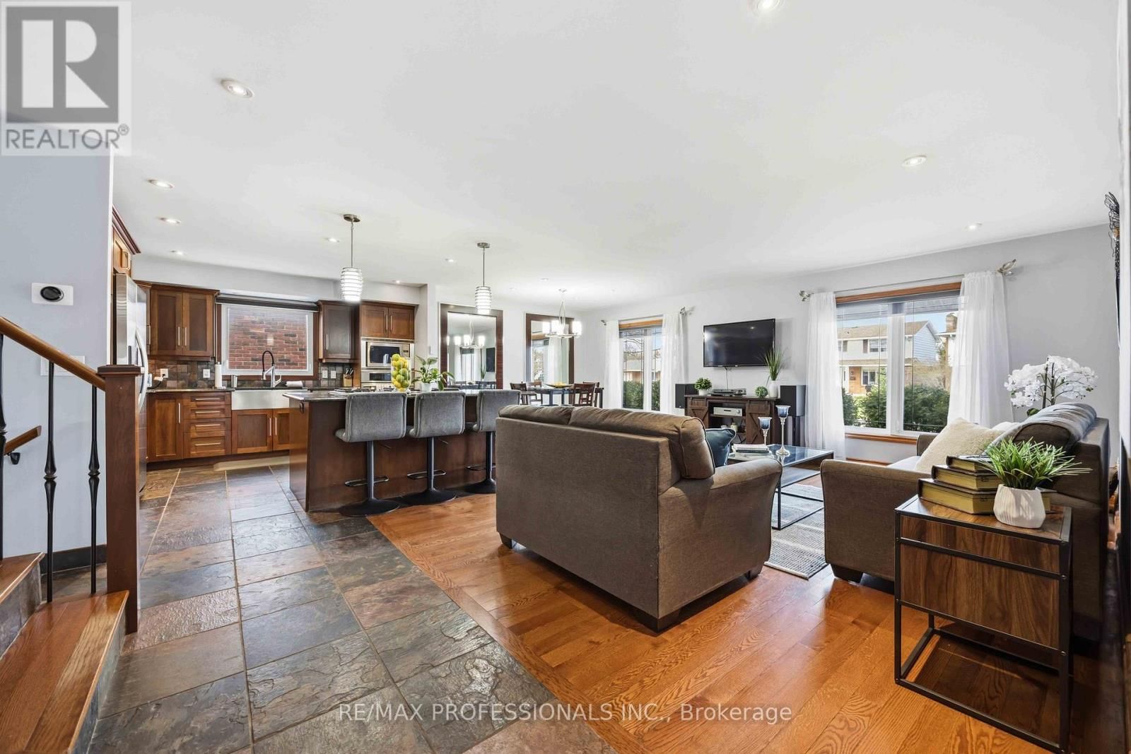 812 DANBURY CRESCENT Image 4