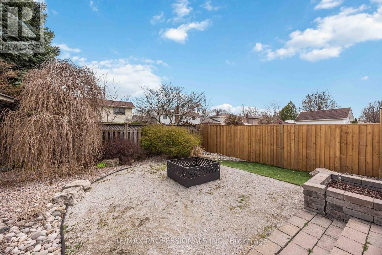 812 DANBURY CRESCENT Image 44