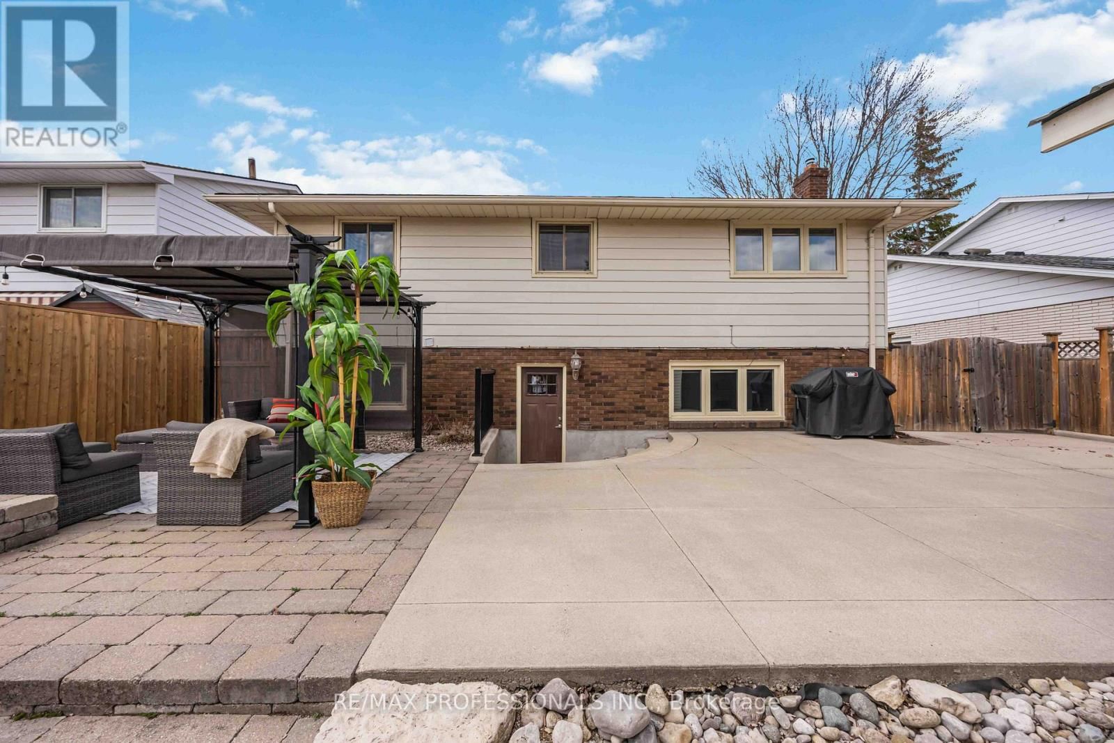 812 DANBURY CRESCENT Image 46