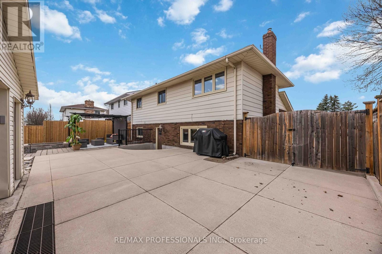 812 DANBURY CRESCENT Image 47