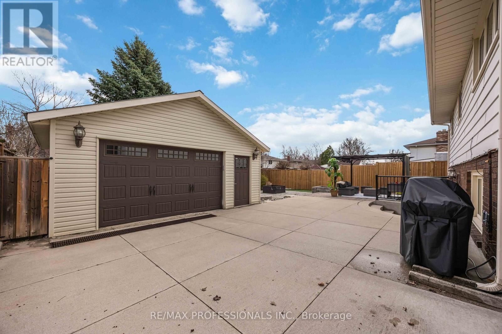 812 DANBURY CRESCENT Image 48