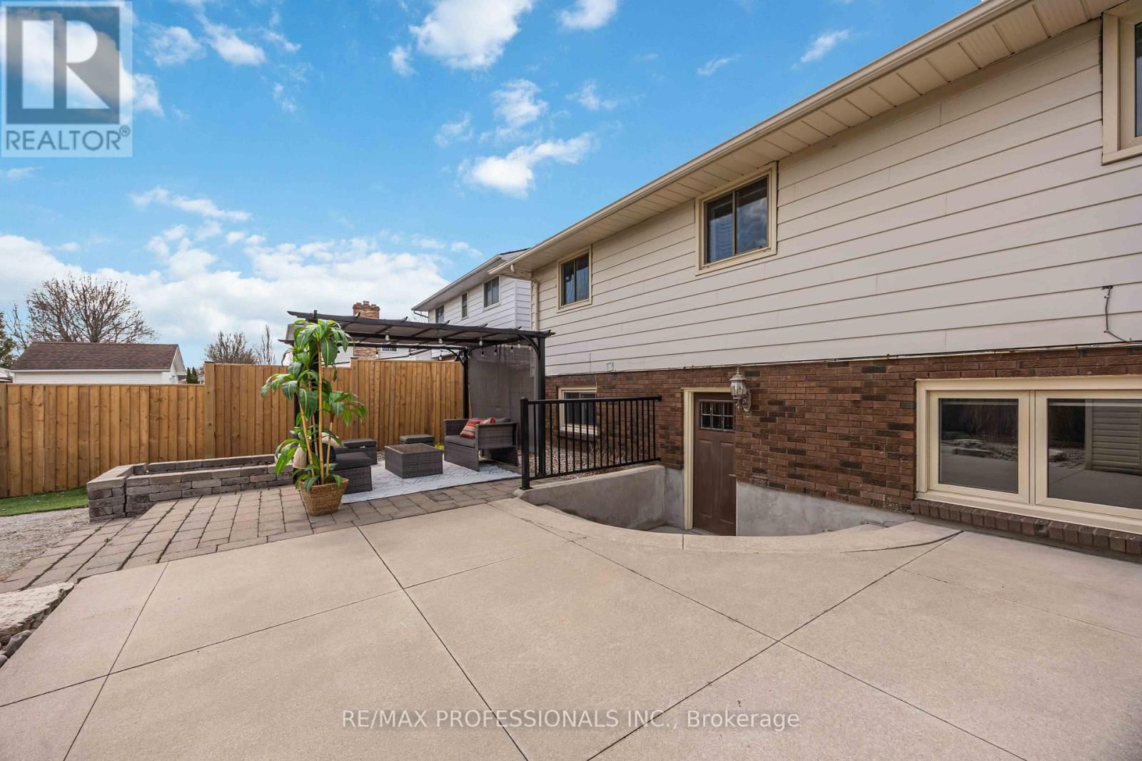 812 DANBURY CRESCENT Image 49