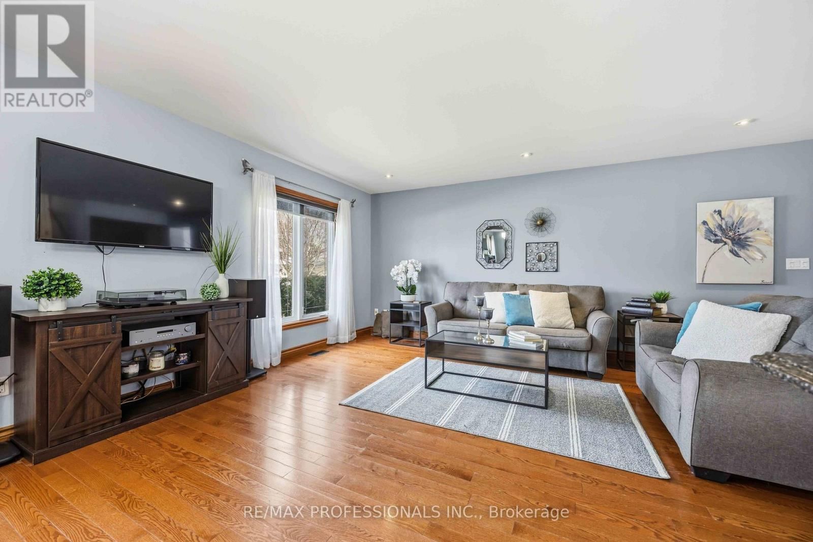 812 DANBURY CRESCENT Image 6