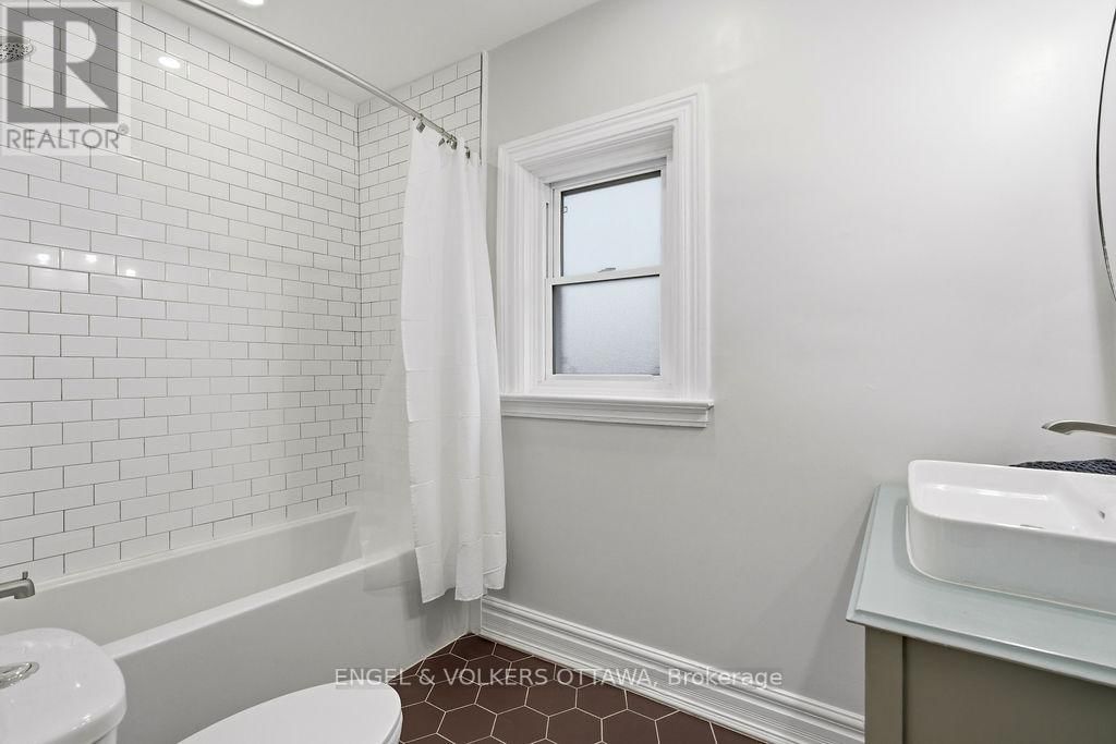 475 KENT STREET Image 22