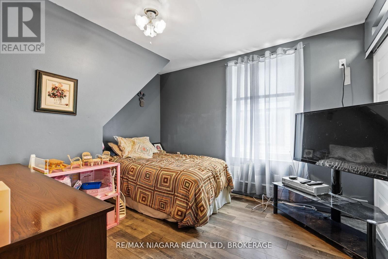 549 FERNDALE AVENUE Image 16