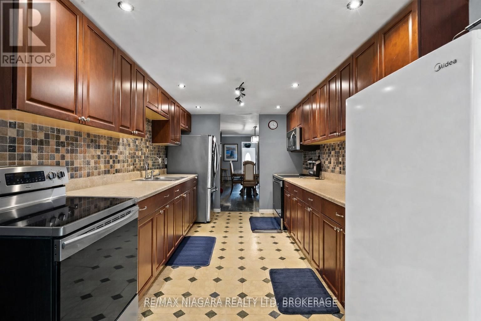 549 FERNDALE AVENUE Image 7