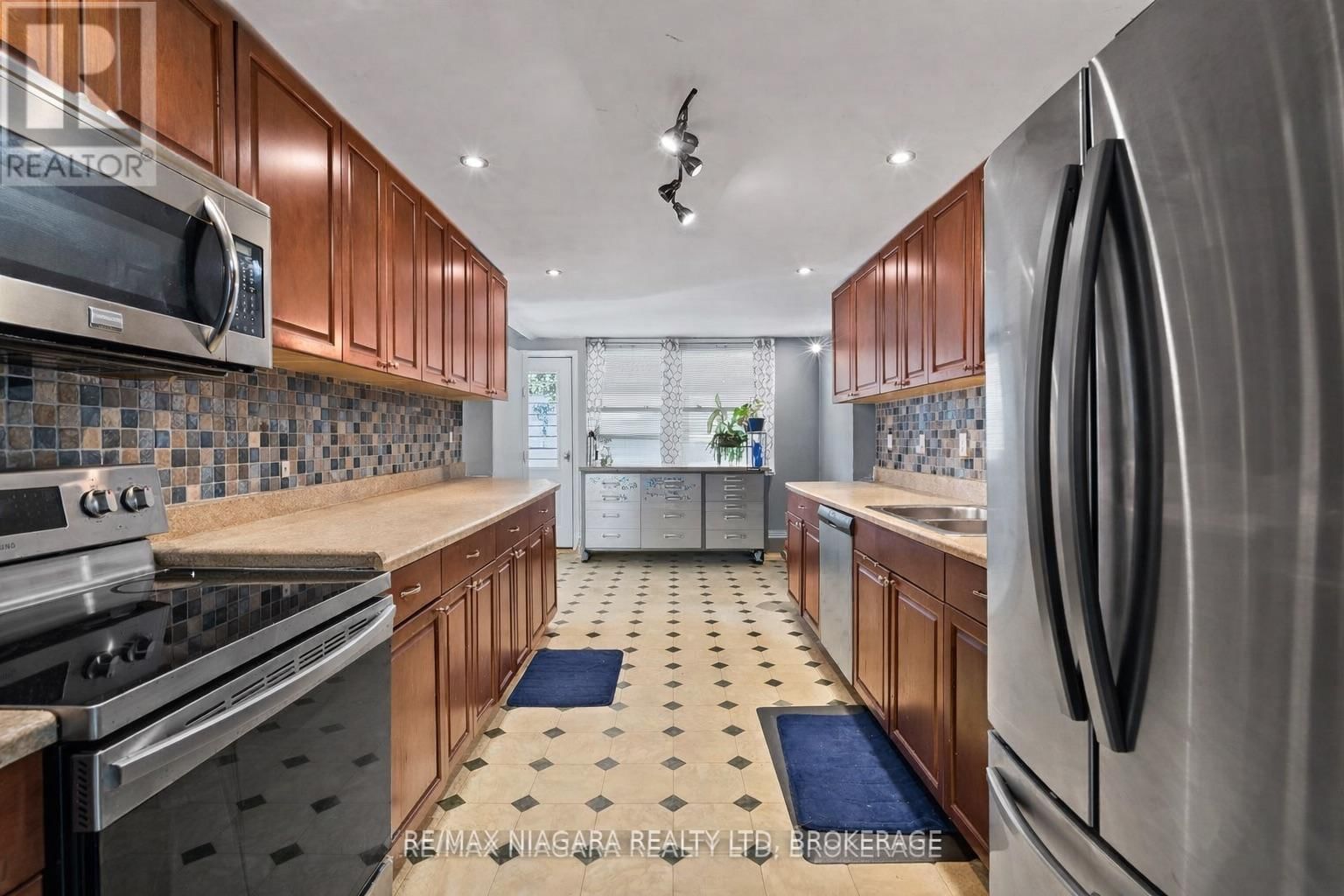 549 FERNDALE AVENUE Image 8