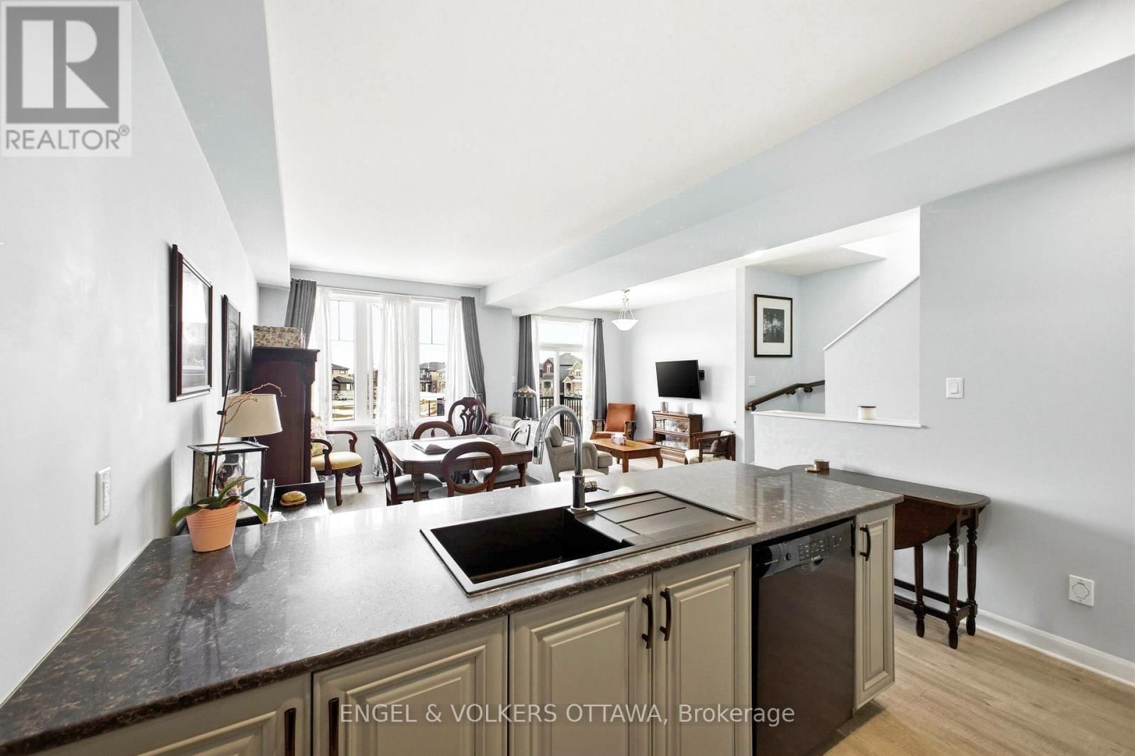 219 LIEBE TERRACE Image 10