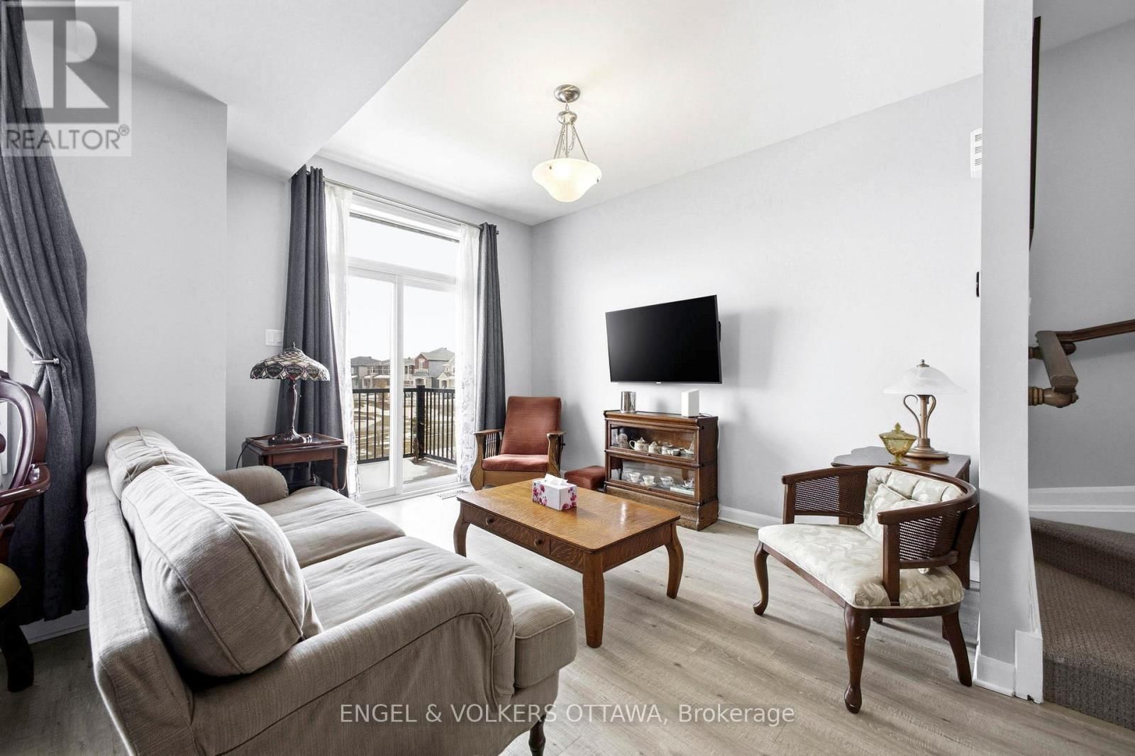 219 LIEBE TERRACE Image 13