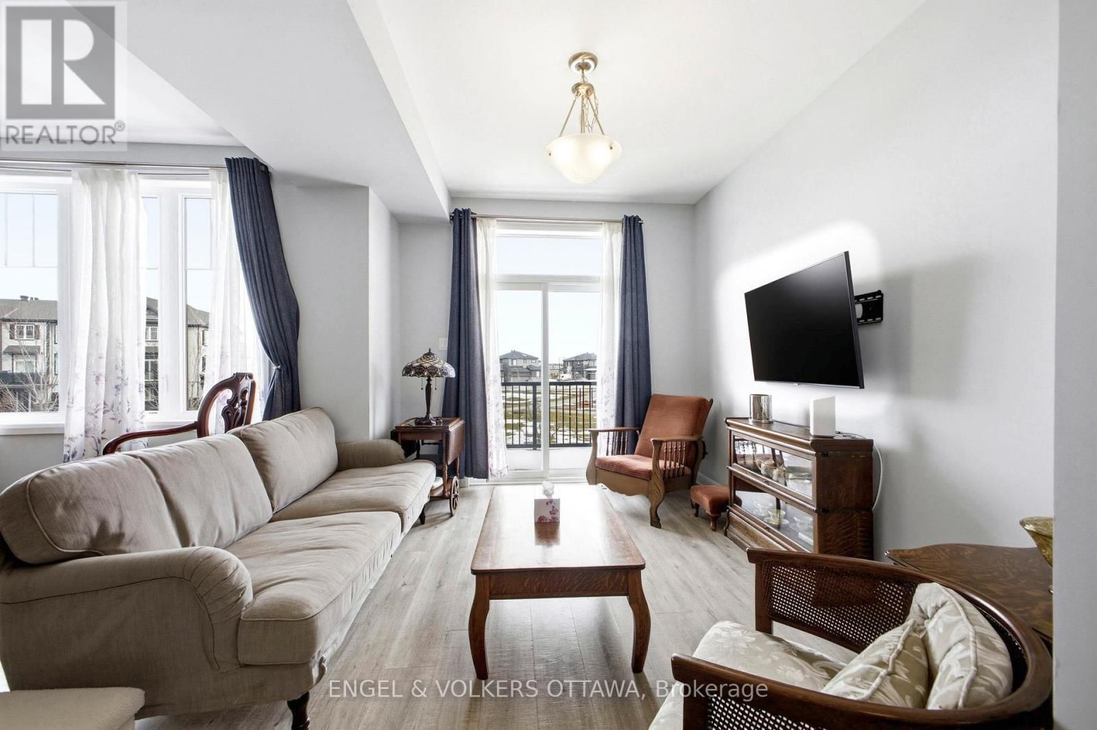 219 LIEBE TERRACE Image 14