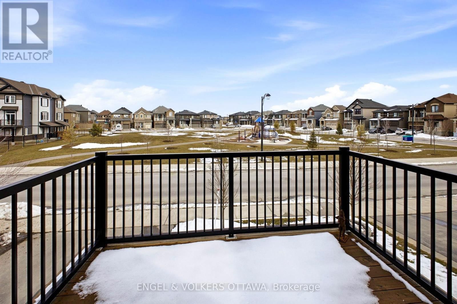 219 LIEBE TERRACE Image 15