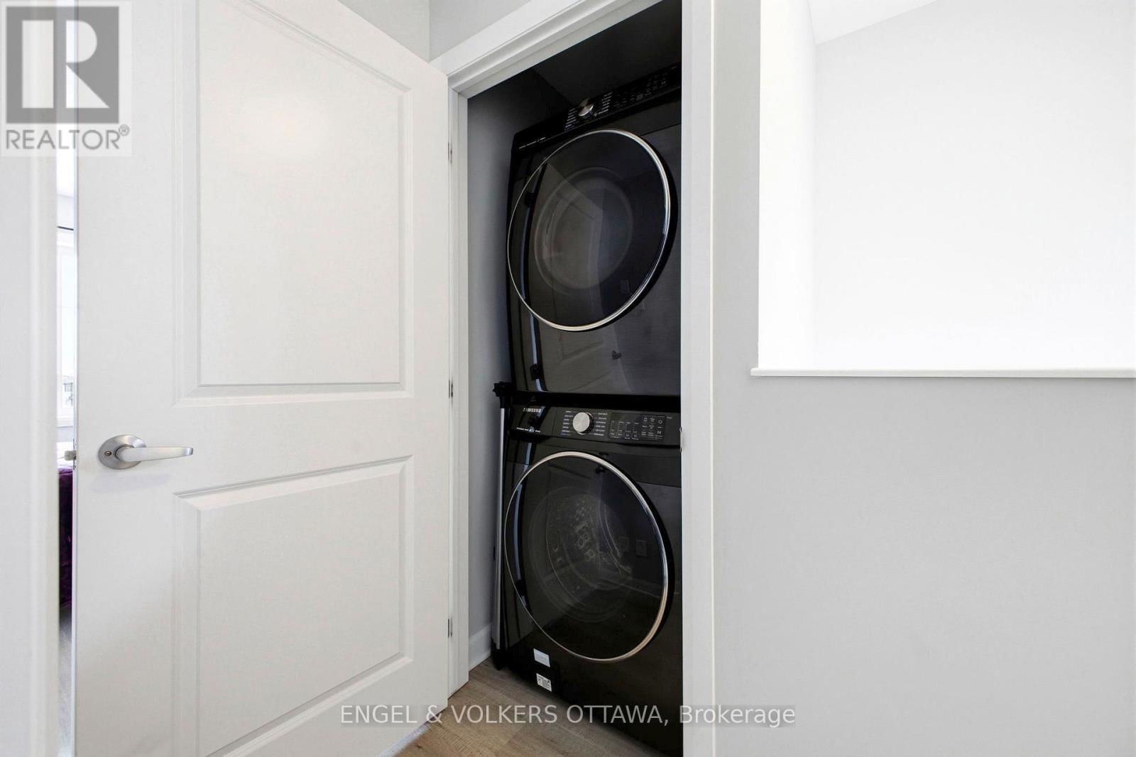 219 LIEBE TERRACE Image 18