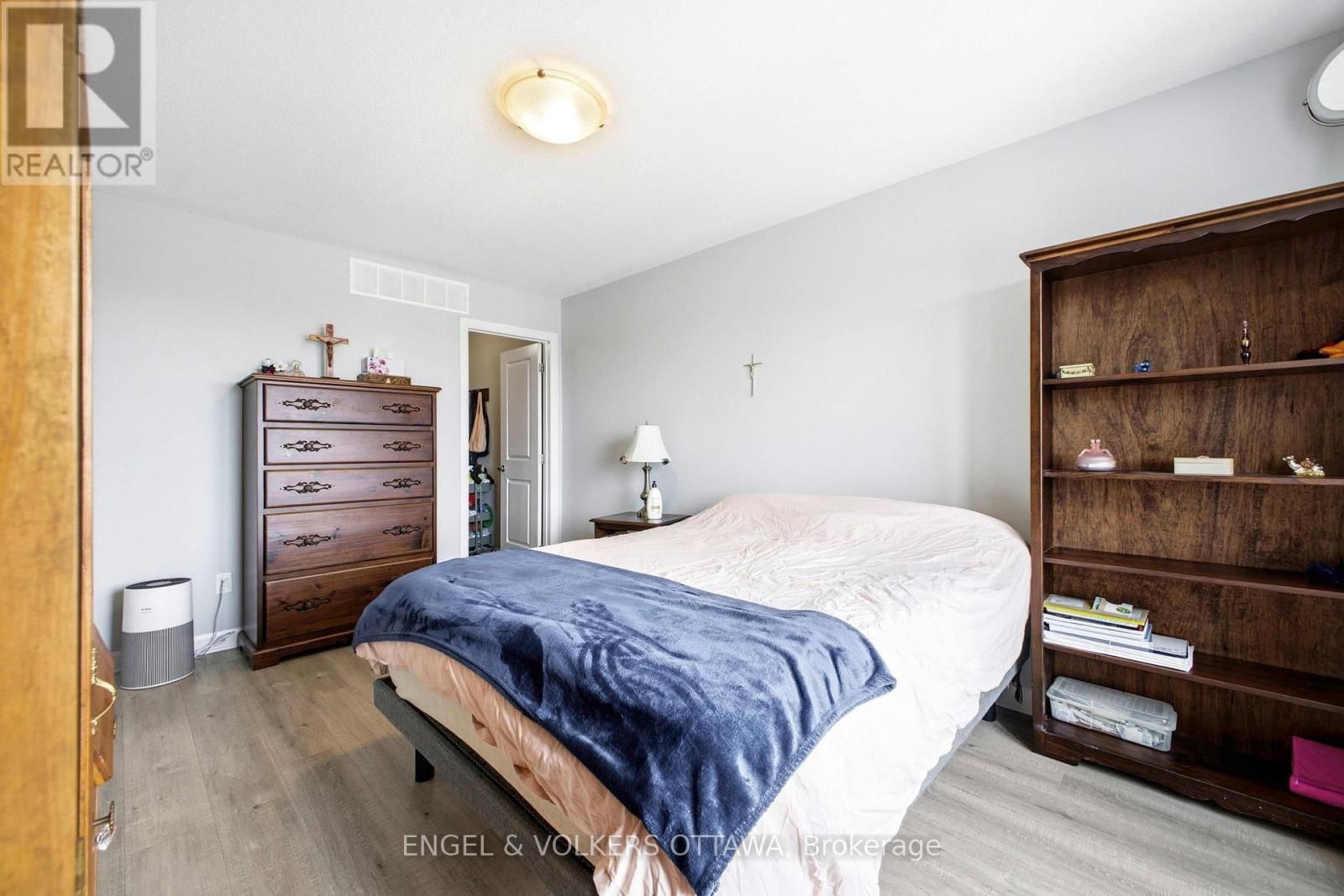 219 LIEBE TERRACE Image 23