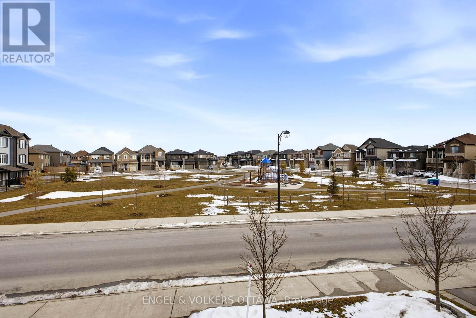 219 LIEBE TERRACE Image 25