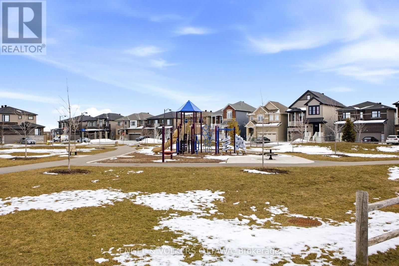 219 LIEBE TERRACE Image 26