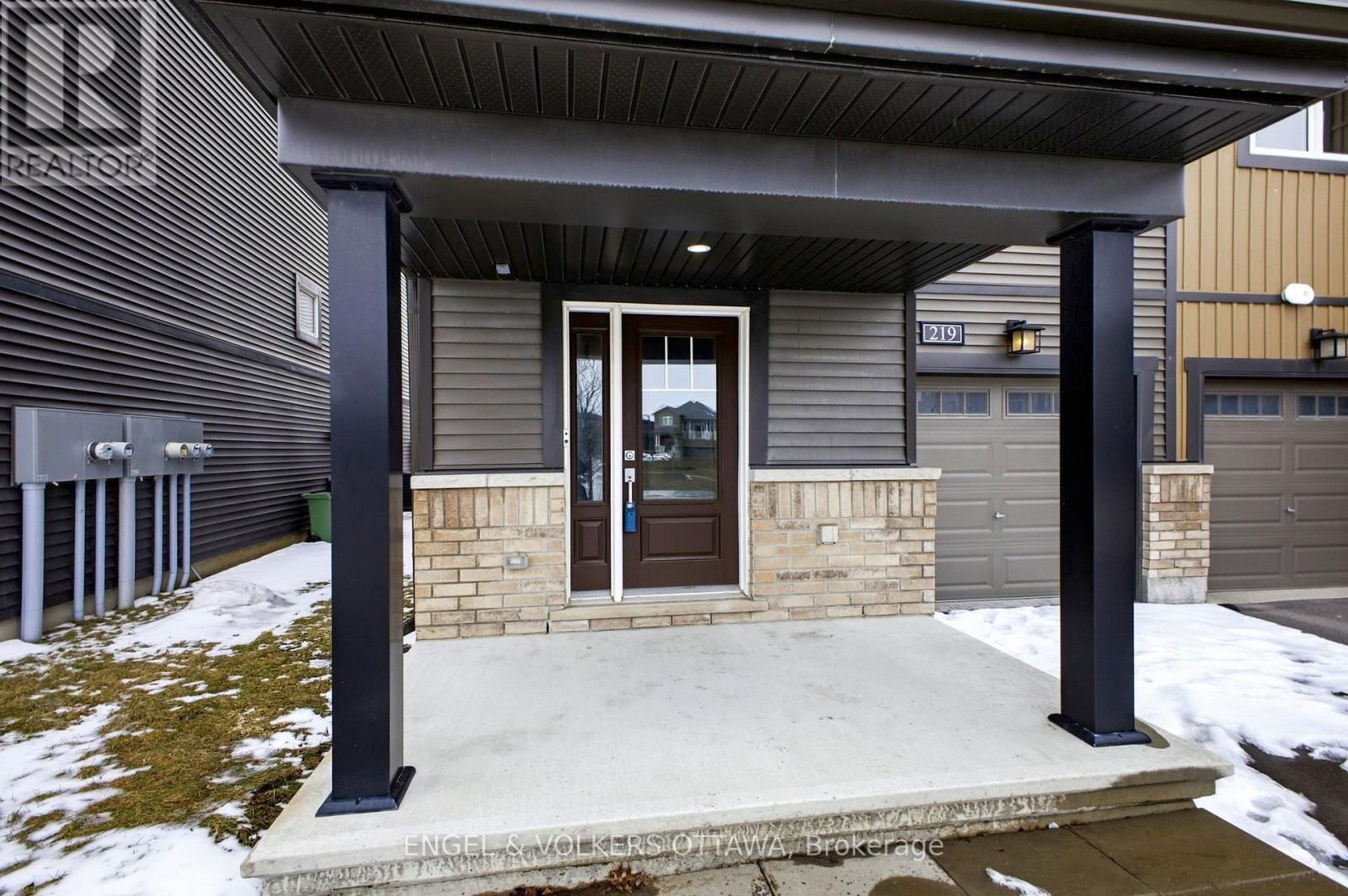 219 LIEBE TERRACE Image 3