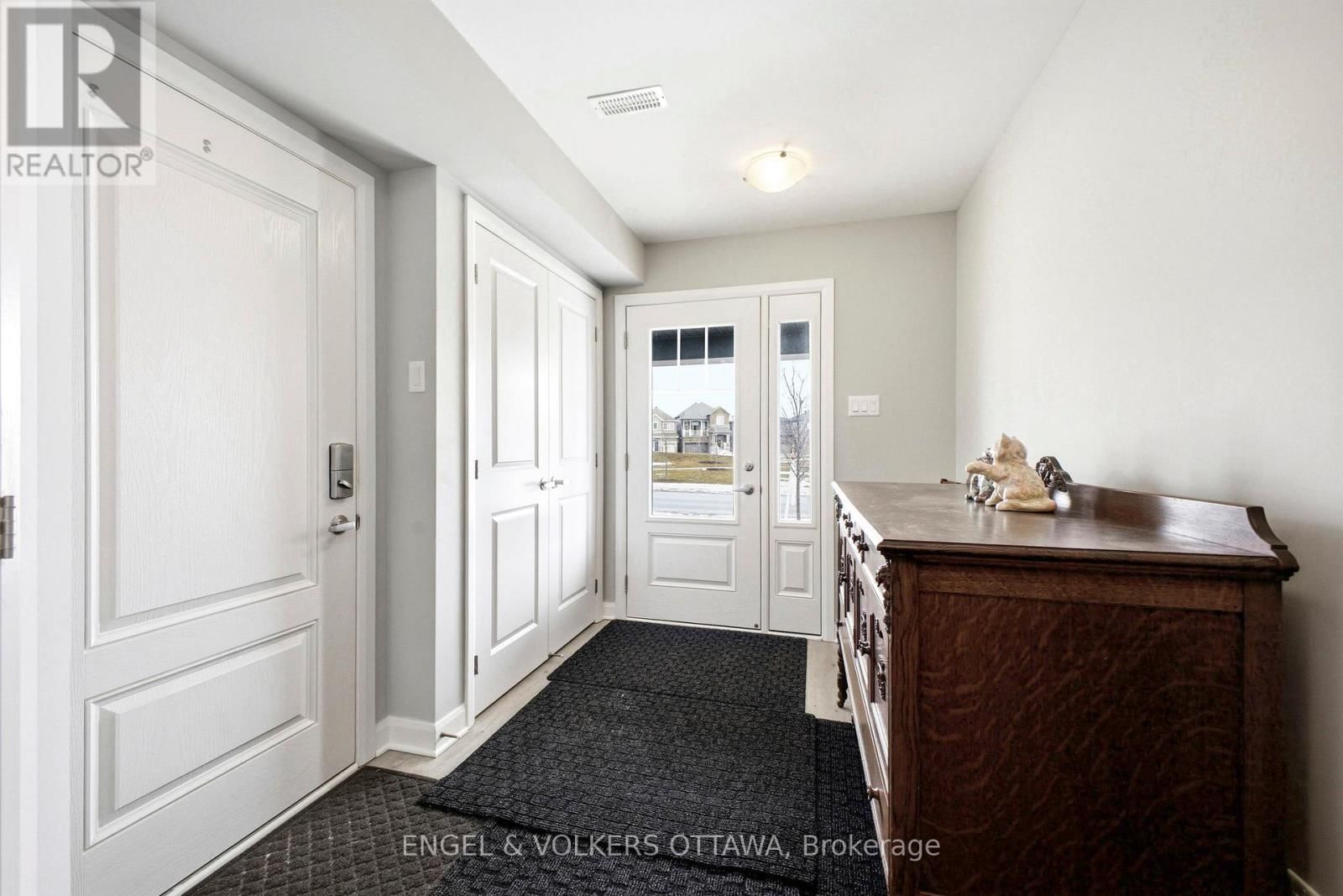 219 LIEBE TERRACE Image 4