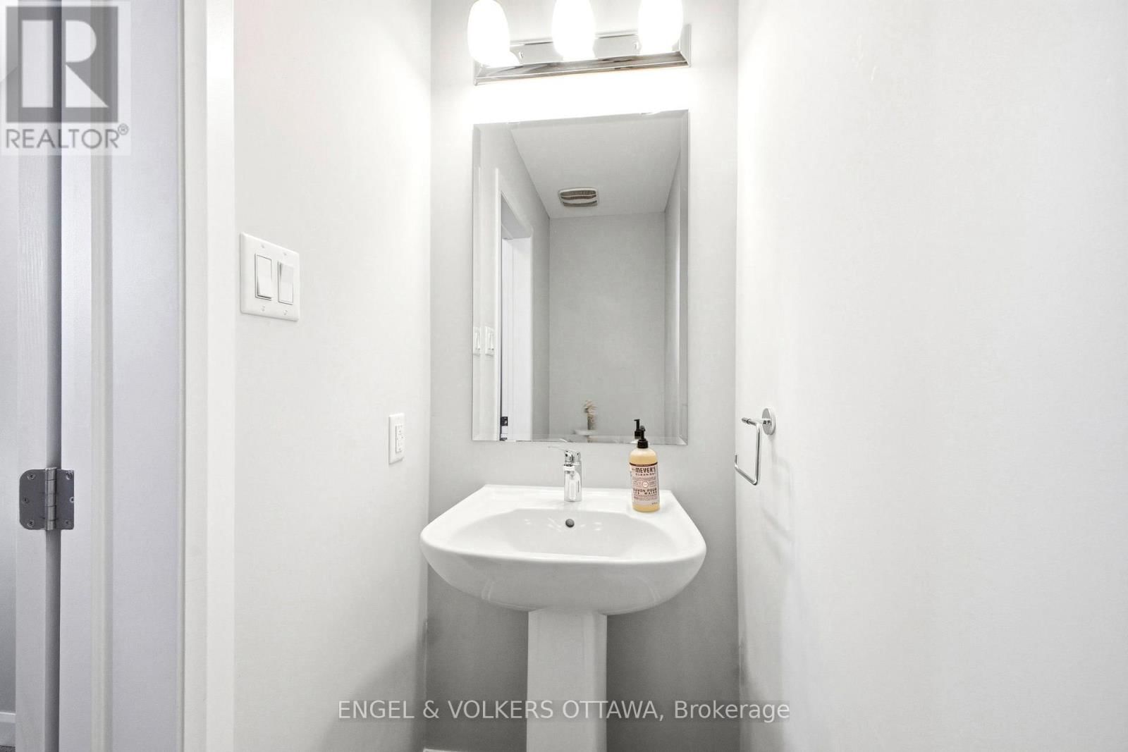 219 LIEBE TERRACE Image 5