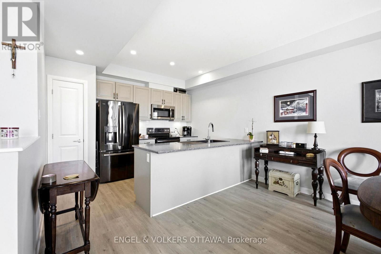 219 LIEBE TERRACE Image 7