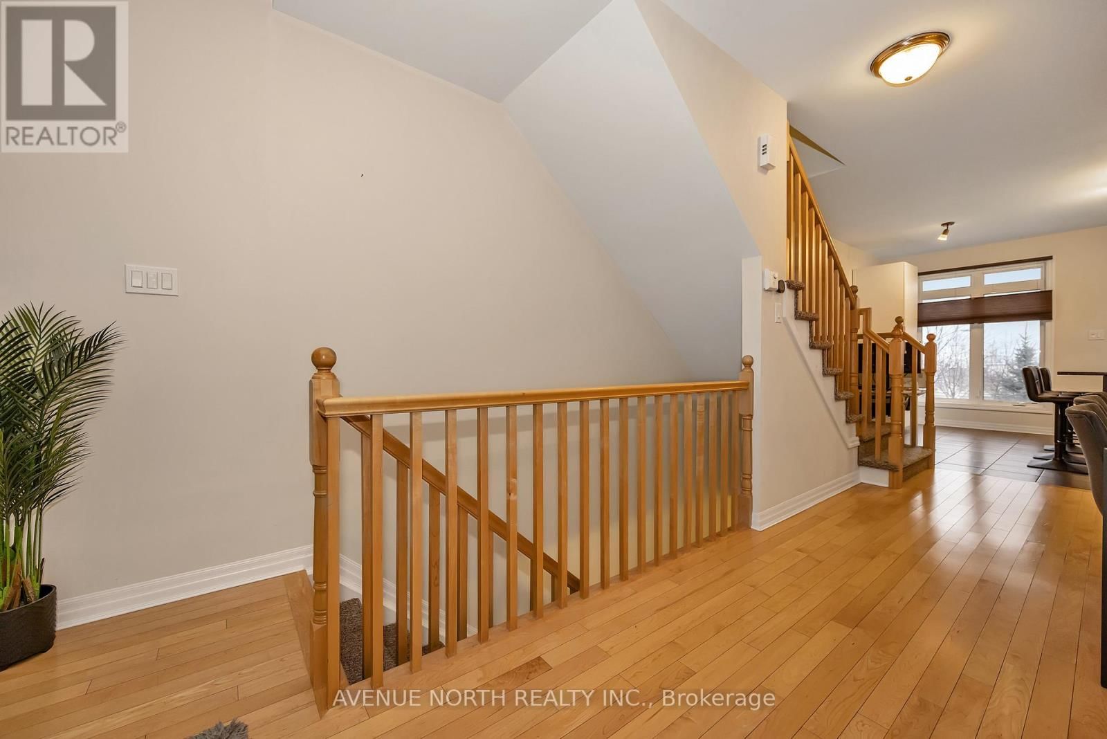 120 LIONEL PRIVATE Image 11