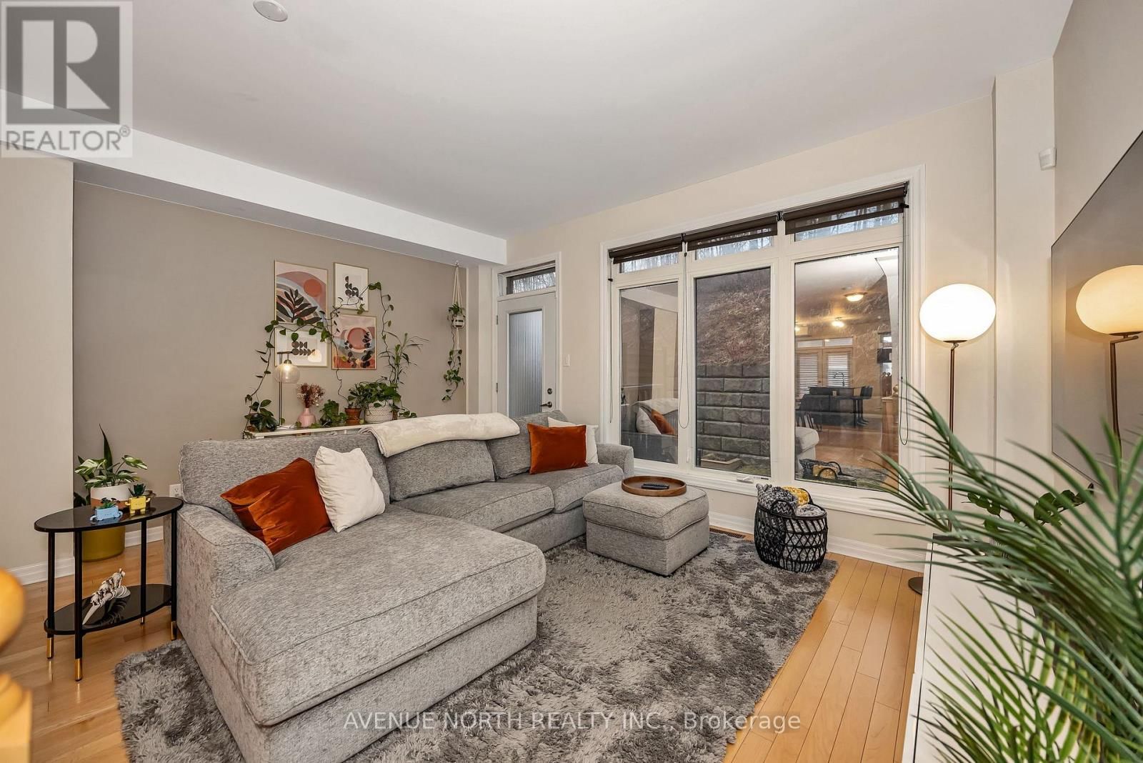 120 LIONEL PRIVATE Image 12