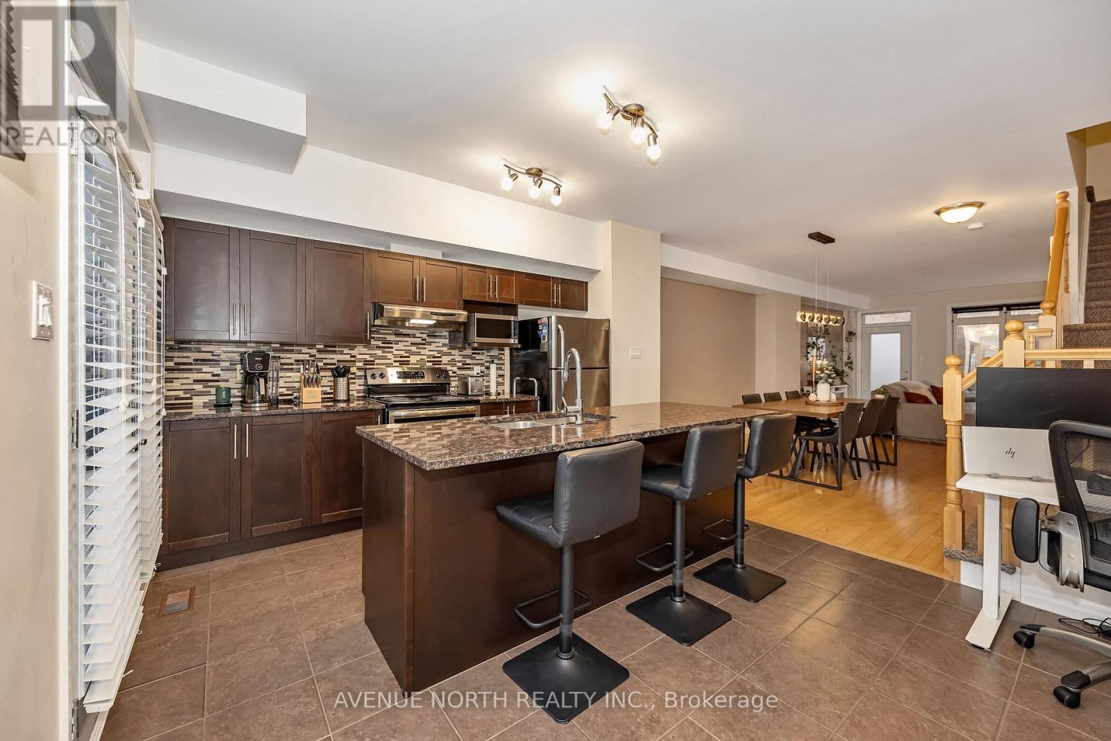 120 LIONEL PRIVATE Image 23