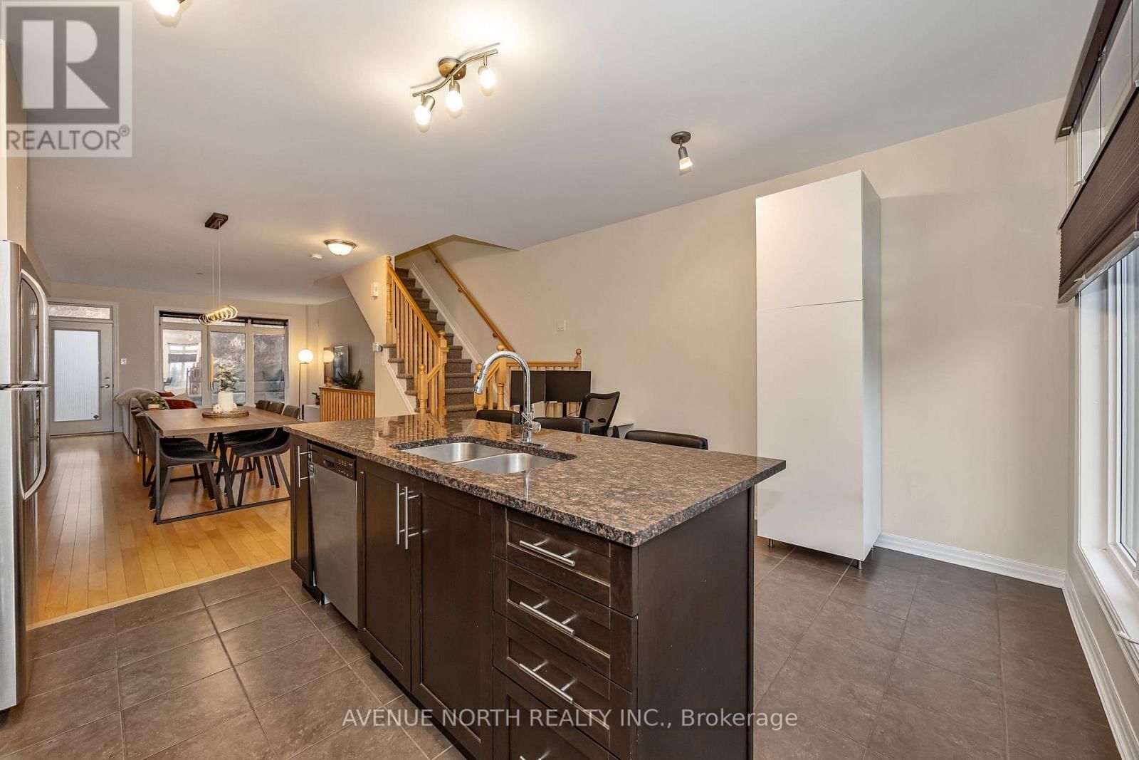 120 LIONEL PRIVATE Image 24