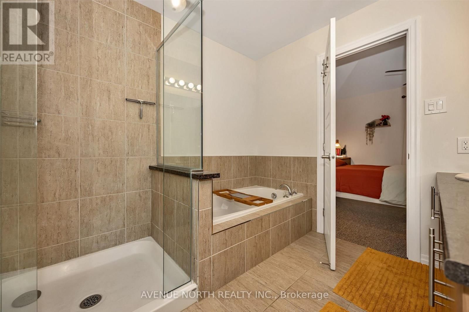 120 LIONEL PRIVATE Image 31