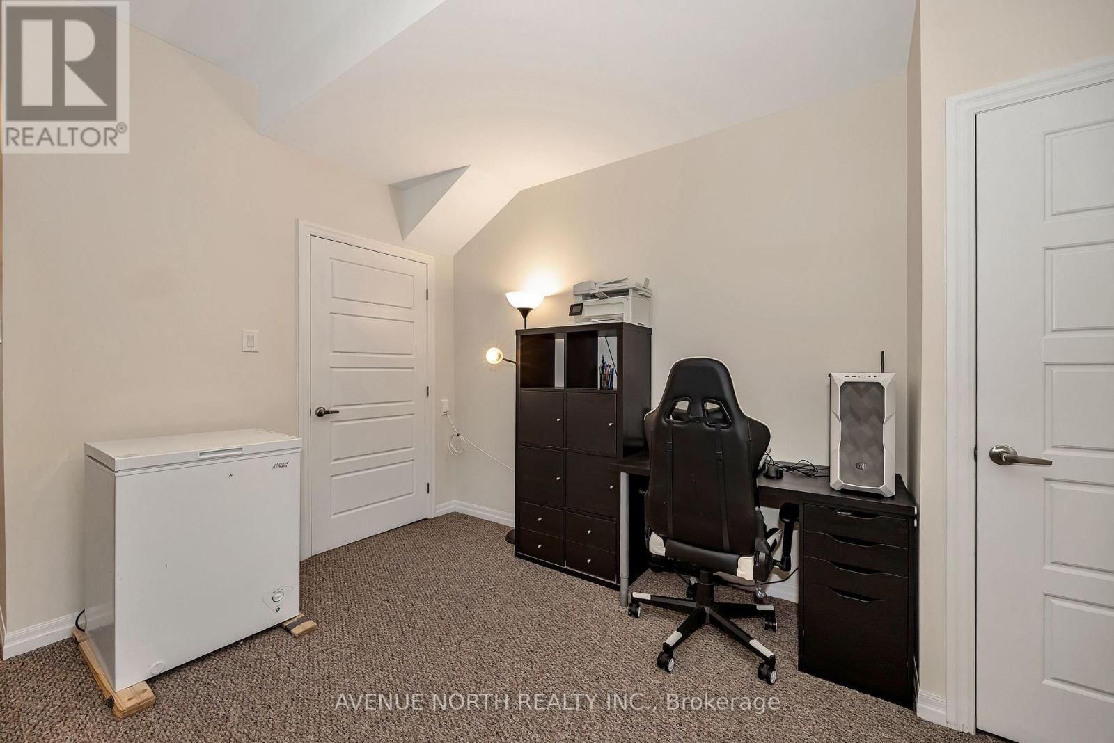 120 LIONEL PRIVATE Image 8