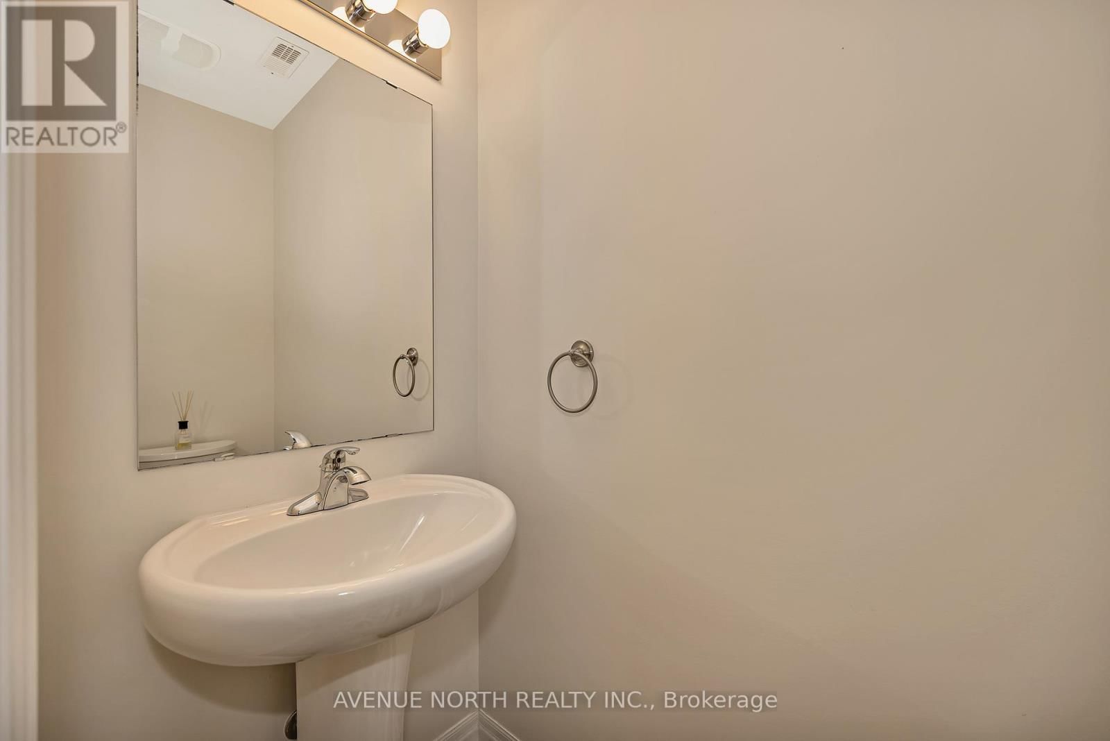 120 LIONEL PRIVATE Image 9