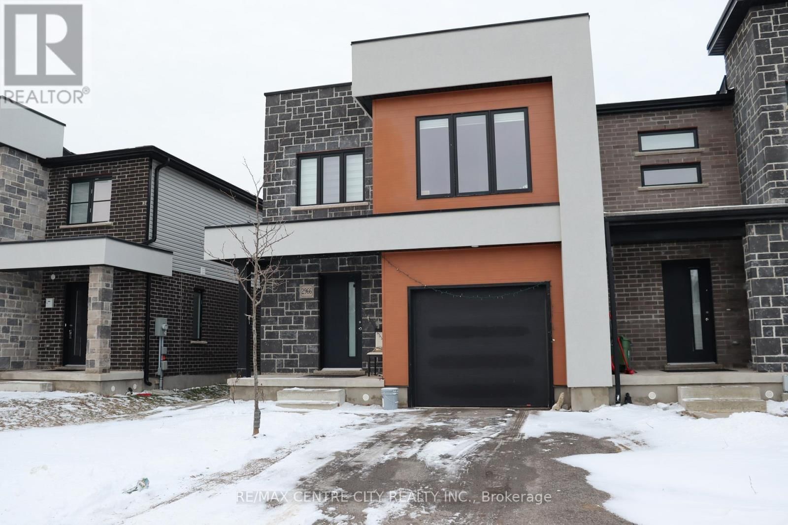 2966 TURNER CRESCENT Image 1