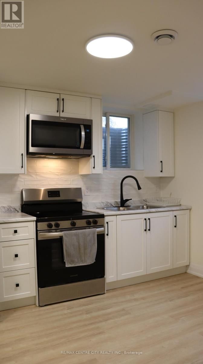 2966 TURNER CRESCENT Image 9