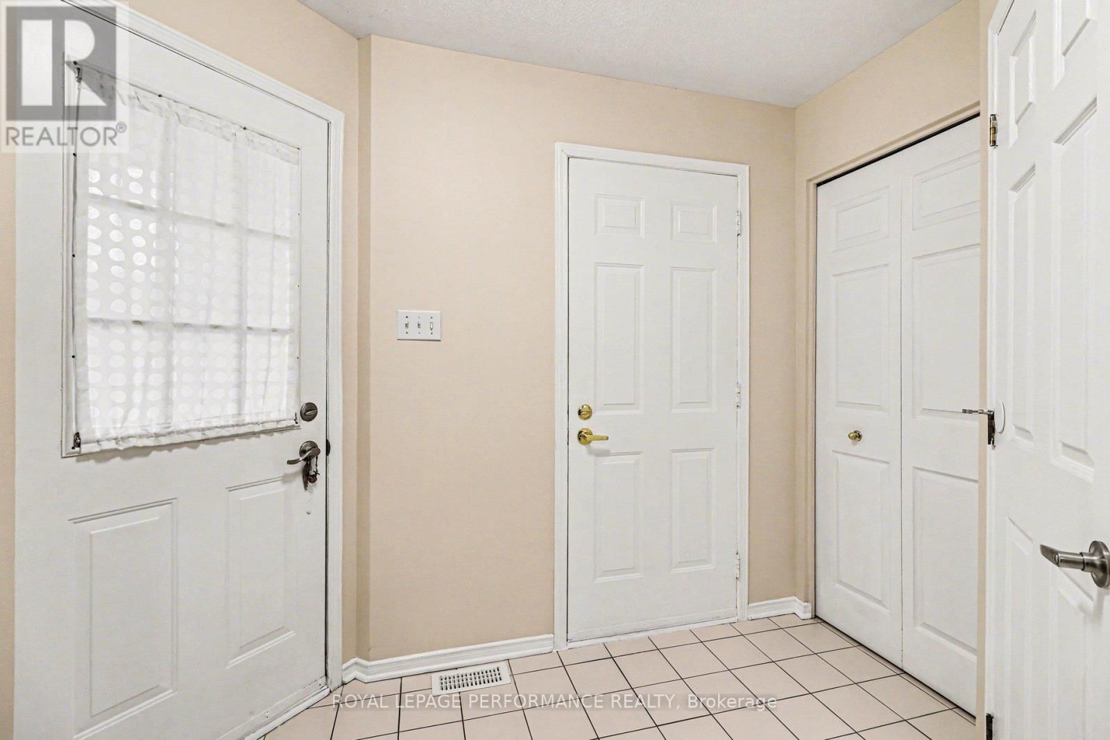 897 PARADISE CRESCENT Image 3