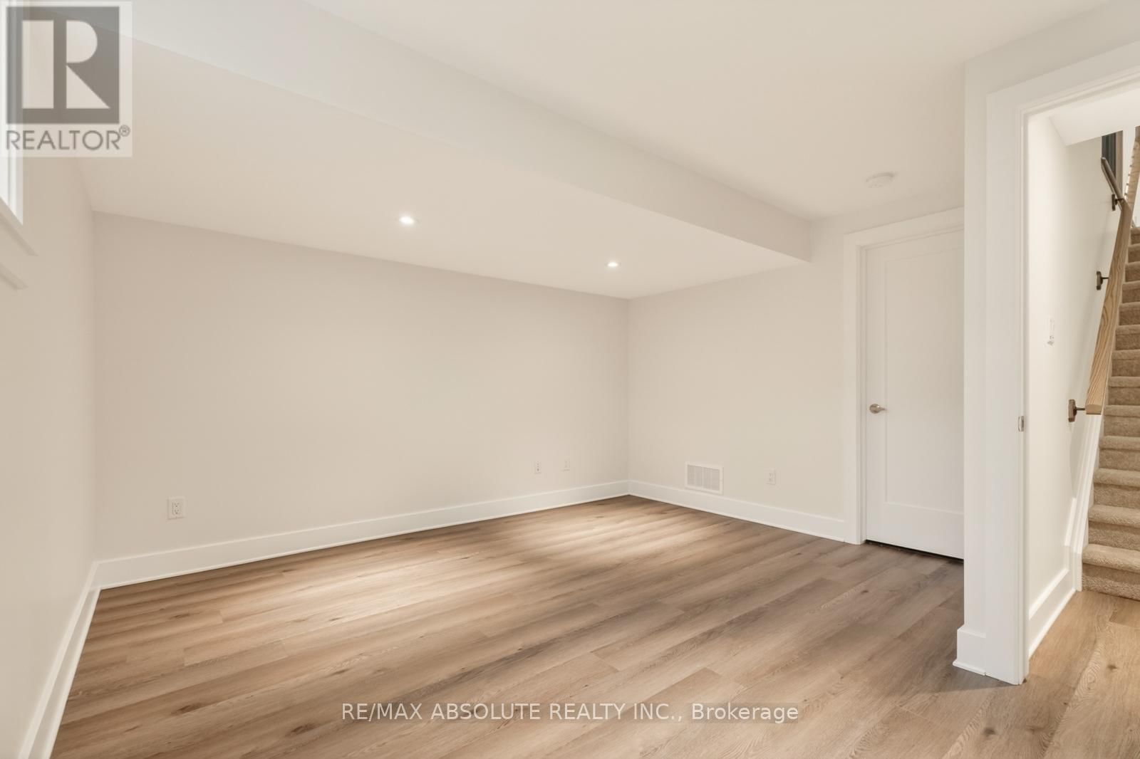 8 TABER STREET Image 27