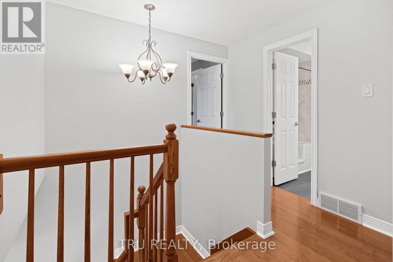 256 HOYLAKE CRESCENT Image 23